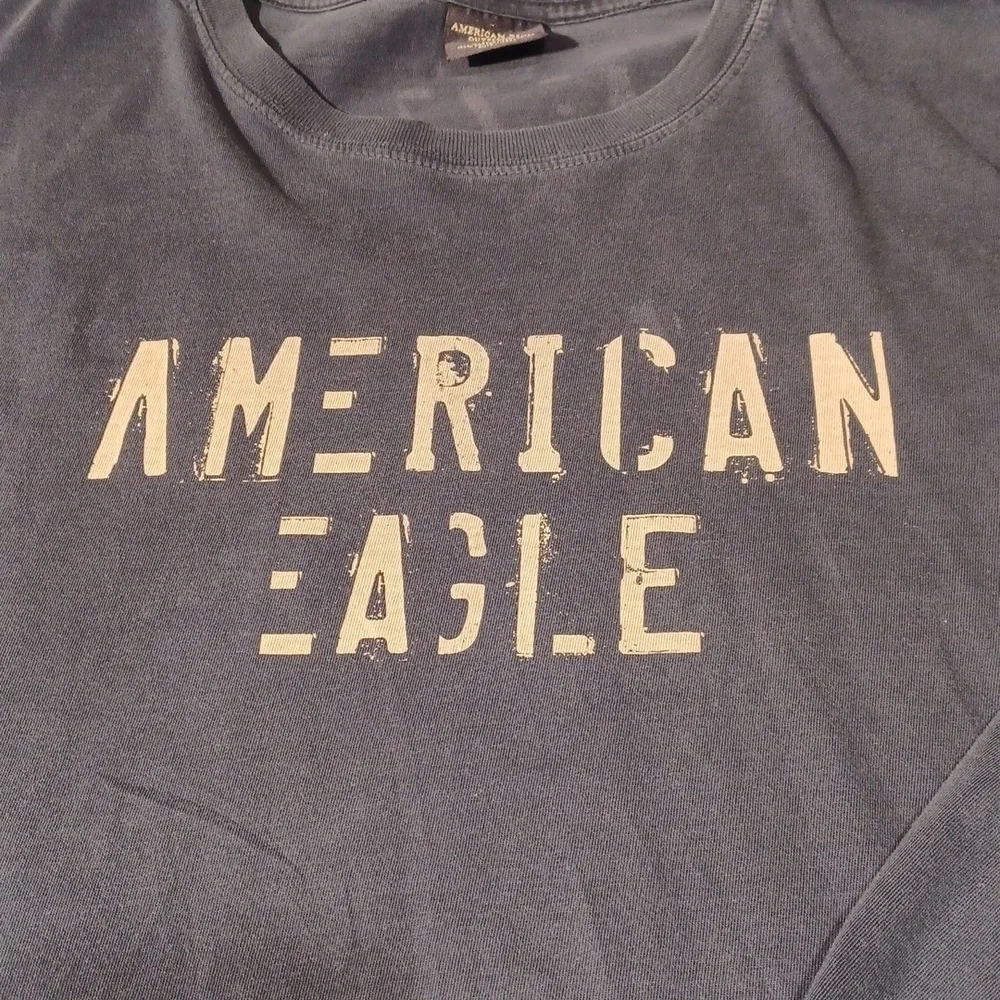 𝅺AMERICAN EAGLE OUTFITTERS MENS SZ XL LONG SLEEVE BLUE TEE SHIRT WITH TAN PRINT - Picture 4 of 6